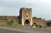 220px-farleigh_hungerford_castle_gate